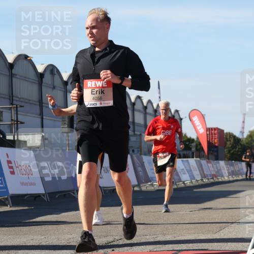 03.10.2025 - Köhlbrandbrückenlauf Luisa Fischer http://msf.ph/oto/9030326 03.10.2025 13:04:02 Ziel 4056, 4127, 4349, 4372, 4480, 5098, 5414, 5447, 5950, 5958, 6315, 6392 meine-sportfotos.de