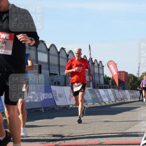 03.10.2025 - Köhlbrandbrückenlauf Luisa Fischer http://msf.ph/oto/9030336 03.10.2025 13:04:03 Ziel 4056, 4127, 4349, 4372, 4480, 5098, 5447, 5950, 5958, 6315, 6392 meine-sportfotos.de