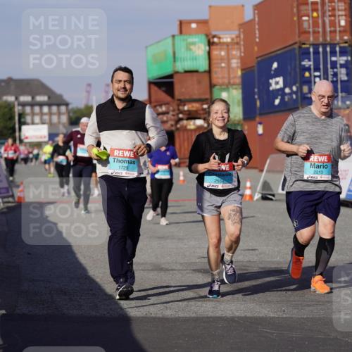 03.10.2025 - Köhlbrandbrückenlauf Michael Burmester http://msf.ph/oto/9030359 03.10.2025 10:35:39 Ziel 1729, 2148, 2418, 2474, 2513, 2558, 2924 meine-sportfotos.de