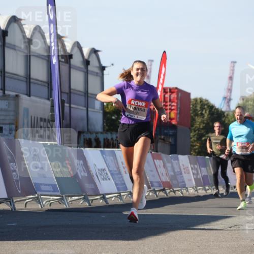 03.10.2025 - Köhlbrandbrückenlauf Luisa Fischer http://msf.ph/oto/9030367 03.10.2025 13:04:06 Ziel 4056, 4127, 4349, 4372, 4480, 5721, 5950, 5958, 6392 meine-sportfotos.de