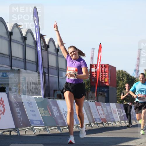03.10.2025 - Köhlbrandbrückenlauf Luisa Fischer http://msf.ph/oto/9030371 03.10.2025 13:04:06 Ziel 4056, 4127, 4349, 4372, 4480, 5721, 5950, 5958, 6392 meine-sportfotos.de