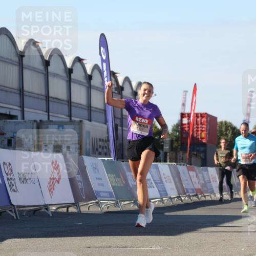 03.10.2025 - Köhlbrandbrückenlauf Luisa Fischer http://msf.ph/oto/9030378 03.10.2025 13:04:07 Ziel 4056, 4349, 4372, 4480, 5721, 5950, 5958, 6392 meine-sportfotos.de