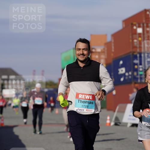 03.10.2025 - Köhlbrandbrückenlauf Michael Burmester http://msf.ph/oto/9030379 03.10.2025 10:35:40 Ziel 1729, 2148, 2418, 2474, 2513, 2558 meine-sportfotos.de