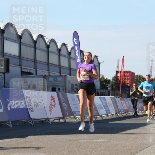 03.10.2025 - Köhlbrandbrückenlauf Luisa Fischer http://msf.ph/oto/9030382 03.10.2025 13:04:07 Ziel 4056, 4349, 4372, 4480, 5721, 5950, 5958, 6392 meine-sportfotos.de