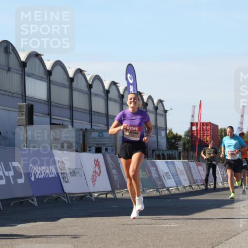 03.10.2025 - Köhlbrandbrückenlauf Luisa Fischer http://msf.ph/oto/9030387 03.10.2025 13:04:07 Ziel 4056, 4349, 4372, 4480, 5721, 5950, 5958, 6392 meine-sportfotos.de