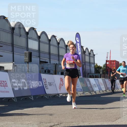 03.10.2025 - Köhlbrandbrückenlauf Luisa Fischer http://msf.ph/oto/9030390 03.10.2025 13:04:08 Ziel 4056, 4349, 4372, 4480, 5721, 5950, 5958, 6392, 6523 meine-sportfotos.de