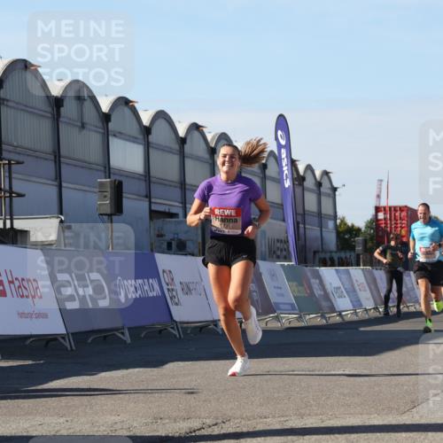 03.10.2025 - Köhlbrandbrückenlauf Luisa Fischer http://msf.ph/oto/9030392 03.10.2025 13:04:08 Ziel 4056, 4349, 4372, 4480, 5721, 5950, 5958, 6392, 6523 meine-sportfotos.de