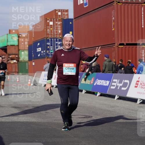 03.10.2025 - Köhlbrandbrückenlauf Michael Burmester http://msf.ph/oto/9030502 03.10.2025 10:35:48 Ziel 2148, 2418, 3565, 3566 meine-sportfotos.de