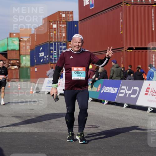 03.10.2025 - Köhlbrandbrückenlauf Michael Burmester http://msf.ph/oto/9030510 03.10.2025 10:35:48 Ziel 2148, 2418, 3565, 3566 meine-sportfotos.de