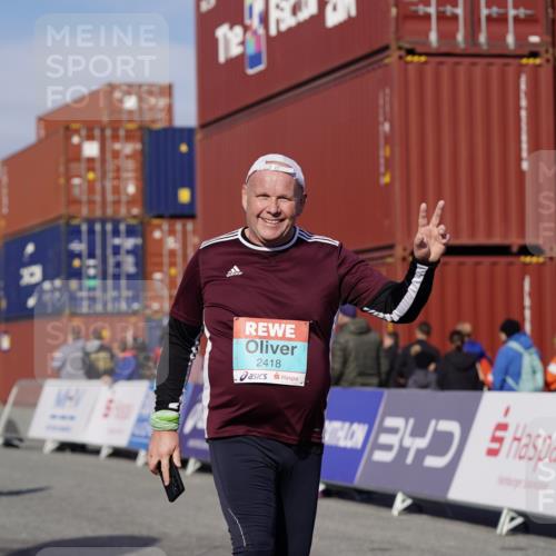 03.10.2025 - Köhlbrandbrückenlauf Michael Burmester http://msf.ph/oto/9030515 03.10.2025 10:35:48 Ziel 2148, 2418, 3565, 3566 meine-sportfotos.de