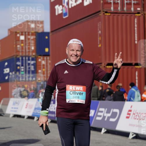 03.10.2025 - Köhlbrandbrückenlauf Michael Burmester http://msf.ph/oto/9030520 03.10.2025 10:35:48 Ziel 2148, 2418, 3565, 3566 meine-sportfotos.de
