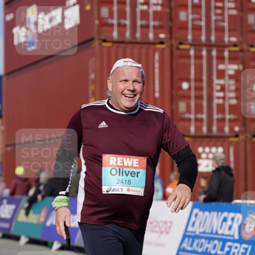 03.10.2025 - Köhlbrandbrückenlauf Michael Burmester http://msf.ph/oto/9030529 03.10.2025 10:35:49 Ziel 2148, 2418, 3565, 3566 meine-sportfotos.de