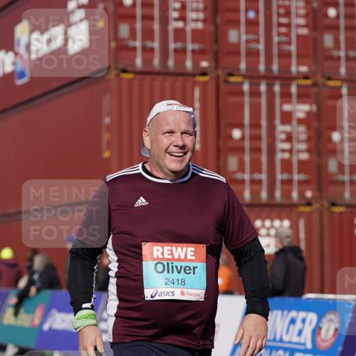 03.10.2025 - Köhlbrandbrückenlauf Michael Burmester http://msf.ph/oto/9030532 03.10.2025 10:35:49 Ziel 2148, 2418, 3565, 3566 meine-sportfotos.de