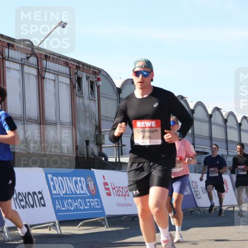 03.10.2025 - Köhlbrandbrückenlauf Luisa Fischer http://msf.ph/oto/9030537 03.10.2025 13:04:22 Ziel 4117, 4198, 4297, 4494, 4665, 4836, 4995, 5055, 6038, 6250, 6251, 6523, 6723, 6724 meine-sportfotos.de