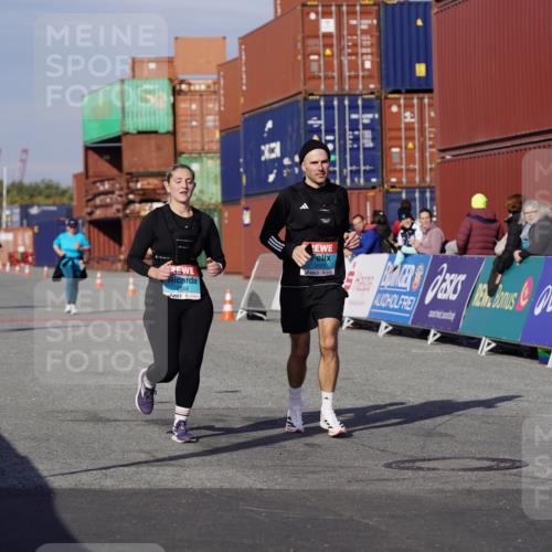03.10.2025 - Köhlbrandbrückenlauf Michael Burmester http://msf.ph/oto/9030540 03.10.2025 10:35:51 Ziel 1837, 3565, 3566 meine-sportfotos.de