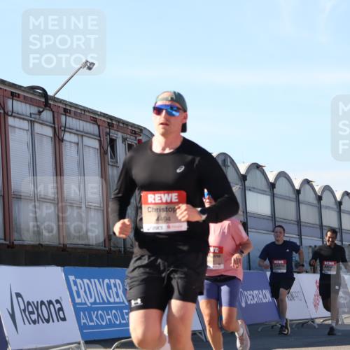 03.10.2025 - Köhlbrandbrückenlauf Luisa Fischer http://msf.ph/oto/9030542 03.10.2025 13:04:22 Ziel 4117, 4198, 4297, 4494, 4665, 4836, 4995, 5055, 6038, 6250, 6251, 6523, 6723, 6724 meine-sportfotos.de