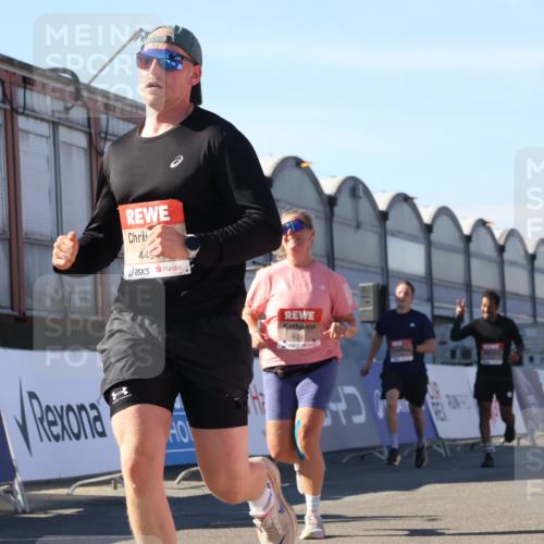 03.10.2025 - Köhlbrandbrückenlauf Luisa Fischer http://msf.ph/oto/9030545 03.10.2025 13:04:22 Ziel 4117, 4198, 4297, 4494, 4665, 4836, 4995, 5055, 6038, 6250, 6251, 6523, 6723, 6724 meine-sportfotos.de