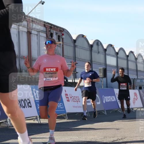 03.10.2025 - Köhlbrandbrückenlauf Luisa Fischer http://msf.ph/oto/9030554 03.10.2025 13:04:23 Ziel 4117, 4198, 4297, 4494, 4665, 4836, 4995, 5055, 6038, 6250, 6251, 6523, 6723, 6724 meine-sportfotos.de