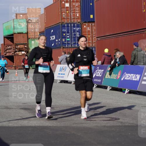 03.10.2025 - Köhlbrandbrückenlauf Michael Burmester http://msf.ph/oto/9030555 03.10.2025 10:35:51 Ziel 1837, 3565, 3566 meine-sportfotos.de