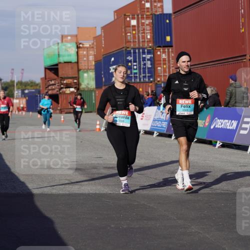 03.10.2025 - Köhlbrandbrückenlauf Michael Burmester http://msf.ph/oto/9030561 03.10.2025 10:35:52 Ziel 1837, 3565, 3566 meine-sportfotos.de