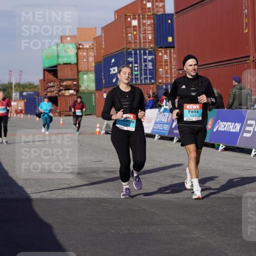 03.10.2025 - Köhlbrandbrückenlauf Michael Burmester http://msf.ph/oto/9030567 03.10.2025 10:35:52 Ziel 1837, 3565, 3566 meine-sportfotos.de