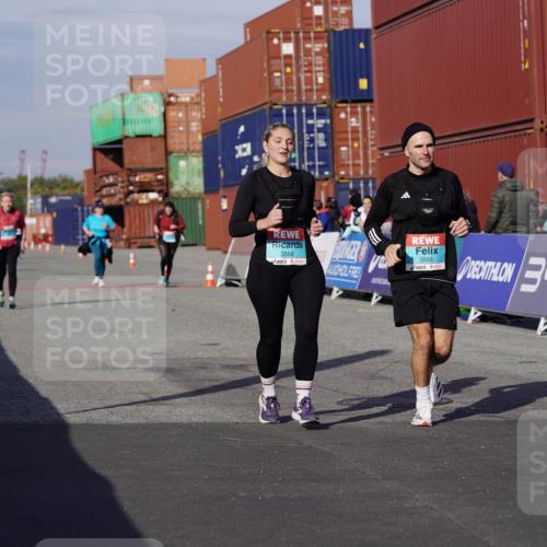 03.10.2025 - Köhlbrandbrückenlauf Michael Burmester http://msf.ph/oto/9030576 03.10.2025 10:35:52 Ziel 1837, 3565, 3566 meine-sportfotos.de
