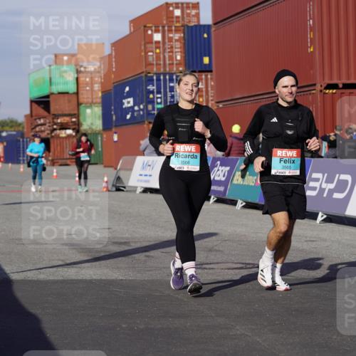 03.10.2025 - Köhlbrandbrückenlauf Michael Burmester http://msf.ph/oto/9030585 03.10.2025 10:35:53 Ziel 1837, 2344, 3565, 3566 meine-sportfotos.de