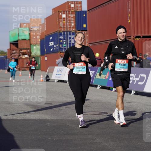 03.10.2025 - Köhlbrandbrückenlauf Michael Burmester http://msf.ph/oto/9030593 03.10.2025 10:35:53 Ziel 1837, 2344, 3565, 3566 meine-sportfotos.de