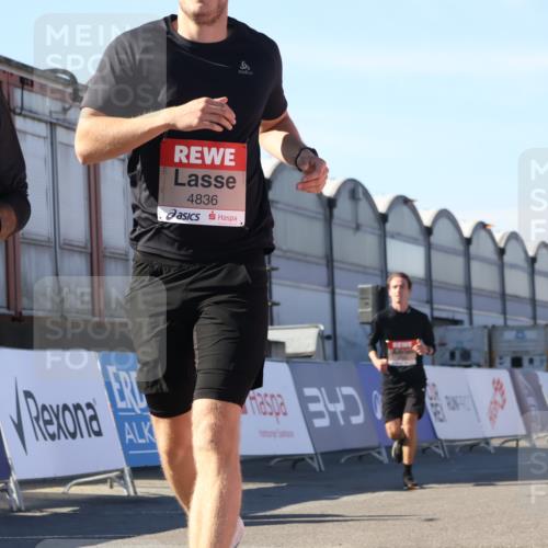 03.10.2025 - Köhlbrandbrückenlauf Luisa Fischer http://msf.ph/oto/9030613 03.10.2025 13:04:28 Ziel 4055, 4117, 4198, 4297, 4494, 4665, 4836, 4995, 6018, 6092, 6250, 6251, 6723, 6724 meine-sportfotos.de