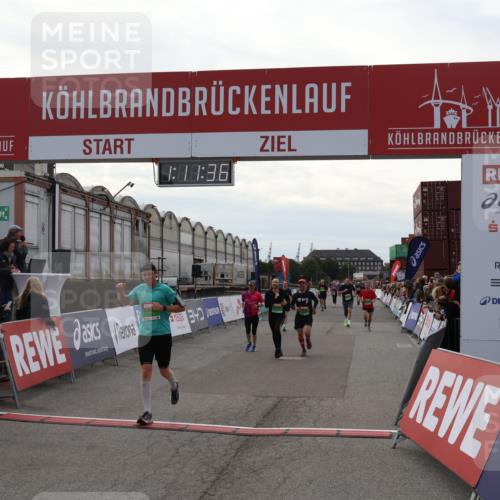 03.10.2025 - Köhlbrandbrückenlauf Julia Fischer http://msf.ph/oto/9030623 03.10.2025 16:11:36 Ziel 7196, 7350, 7373, 7407, 7467, 7472, 7488, 7765, 7895, 8774, 8938, 9382 meine-sportfotos.de