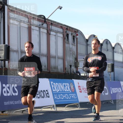 03.10.2025 - Köhlbrandbrückenlauf Luisa Fischer http://msf.ph/oto/9030631 03.10.2025 13:04:30 Ziel 4055, 4117, 4198, 4297, 4494, 4665, 4713, 4836, 4995, 6018, 6092, 6250, 6251, 6723 meine-sportfotos.de