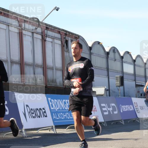 03.10.2025 - Köhlbrandbrückenlauf Luisa Fischer http://msf.ph/oto/9030637 03.10.2025 13:04:30 Ziel 4055, 4117, 4198, 4297, 4494, 4665, 4713, 4836, 4995, 6018, 6092, 6250, 6251, 6723 meine-sportfotos.de