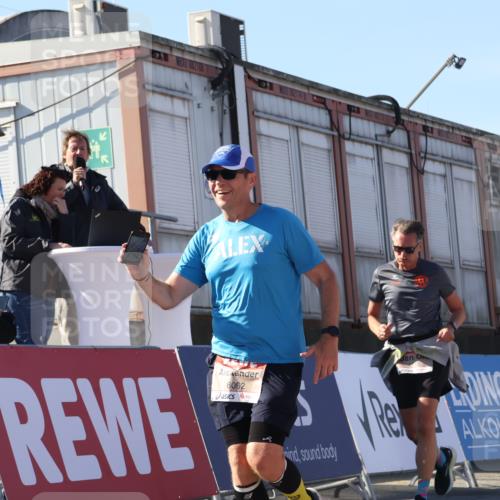03.10.2025 - Köhlbrandbrückenlauf Luisa Fischer http://msf.ph/oto/9030679 03.10.2025 13:04:34 Ziel 4055, 4117, 4198, 4297, 4665, 4713, 4724, 4836, 4995, 6018, 6092 meine-sportfotos.de