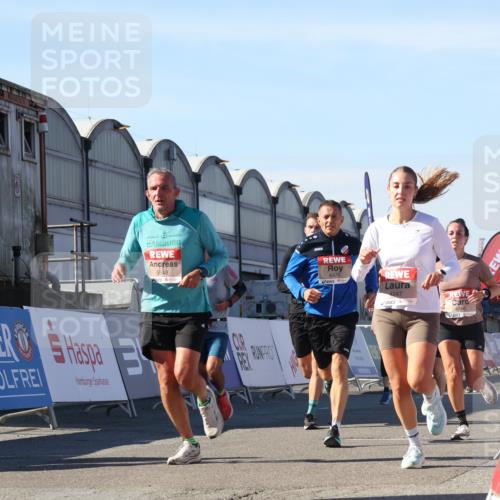 03.10.2025 - Köhlbrandbrückenlauf Luisa Fischer http://msf.ph/oto/9030722 03.10.2025 13:04:40 Ziel 4022, 4055, 4236, 4246, 4247, 4713, 4724, 4831, 5948, 6018, 6092, 6470 meine-sportfotos.de