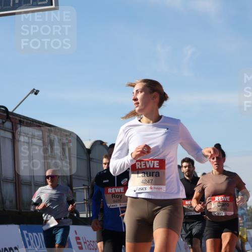 03.10.2025 - Köhlbrandbrückenlauf Luisa Fischer http://msf.ph/oto/9030743 03.10.2025 13:04:42 Ziel 4022, 4236, 4246, 4247, 4303, 4449, 4713, 4724, 4831, 5849, 5948, 5968, 6092, 6268, 6470 meine-sportfotos.de