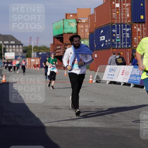 03.10.2025 - Köhlbrandbrückenlauf Michael Burmester http://msf.ph/oto/9030744 03.10.2025 10:36:07 Ziel 2427, 2476, 3258 meine-sportfotos.de