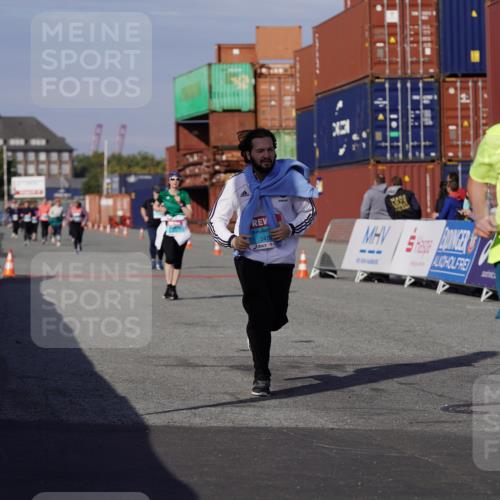 03.10.2025 - Köhlbrandbrückenlauf Michael Burmester http://msf.ph/oto/9030750 03.10.2025 10:36:07 Ziel 2427, 2476, 3258 meine-sportfotos.de