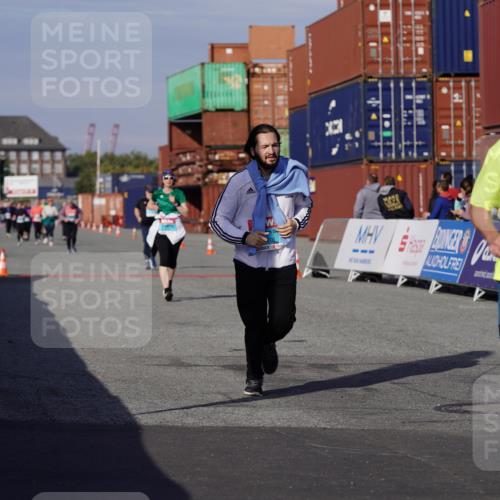 03.10.2025 - Köhlbrandbrückenlauf Michael Burmester http://msf.ph/oto/9030757 03.10.2025 10:36:07 Ziel 2427, 2476, 3258 meine-sportfotos.de