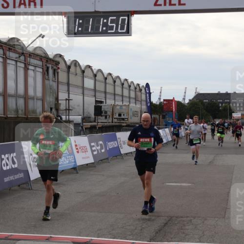 03.10.2025 - Köhlbrandbrückenlauf Julia Fischer http://msf.ph/oto/9030777 03.10.2025 16:11:51 Ziel 7196, 7330, 7419, 7469, 7533, 7658, 7961, 8005, 8954, 9200, 9202, 9244, 9392, 9634 meine-sportfotos.de