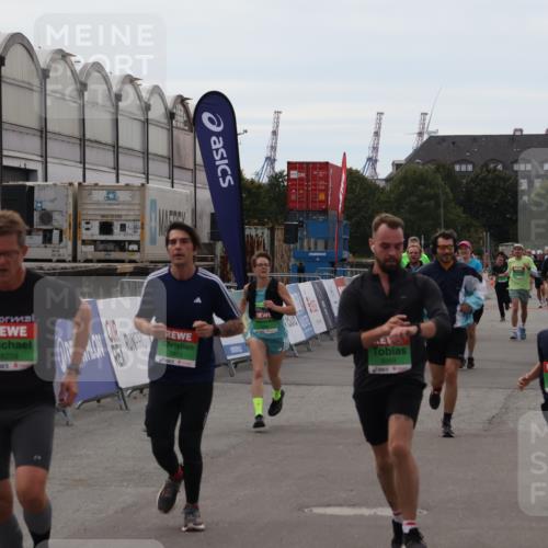 03.10.2025 - Köhlbrandbrückenlauf Julia Fischer http://msf.ph/oto/9030874 03.10.2025 16:12:05 Ziel 7122, 7463, 7566, 7613, 7757, 7961, 8005, 8096, 8110, 8259, 8569, 8954, 9159, 9244, 9399 meine-sportfotos.de