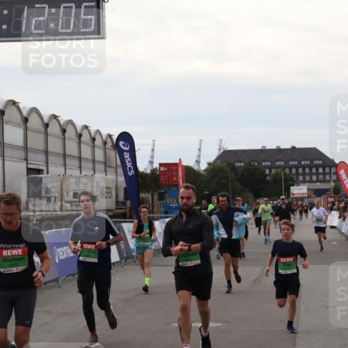 03.10.2025 - Köhlbrandbrückenlauf Julia Fischer http://msf.ph/oto/9030877 03.10.2025 16:12:05 Ziel 7122, 7463, 7566, 7613, 7757, 7961, 8005, 8096, 8110, 8259, 8569, 8954, 9159, 9244, 9399 meine-sportfotos.de