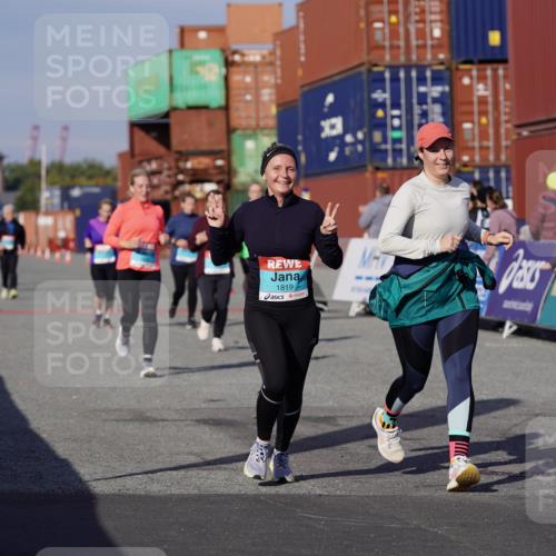 03.10.2025 - Köhlbrandbrückenlauf Michael Burmester http://msf.ph/oto/9030890 03.10.2025 10:36:28 Ziel 1819, 1982, 2331, 2780, 3094, 3225, 3311, 3589 meine-sportfotos.de