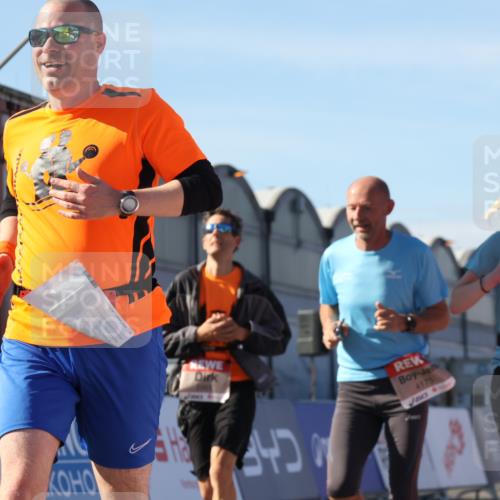 03.10.2025 - Köhlbrandbrückenlauf Luisa Fischer http://msf.ph/oto/9030894 03.10.2025 13:04:59 Ziel 4061, 4175, 4217, 4240, 4751, 5670, 5785, 5951, 5952, 6561, 6716, 6719 meine-sportfotos.de