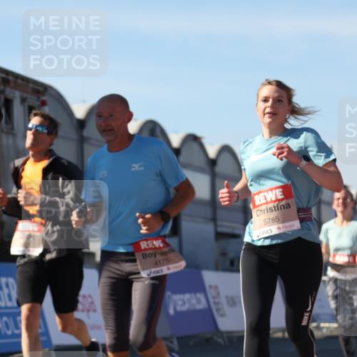 03.10.2025 - Köhlbrandbrückenlauf Luisa Fischer http://msf.ph/oto/9030899 03.10.2025 13:05:00 Ziel 4175, 4217, 4240, 4751, 5670, 5785, 5951, 5952, 6561, 6719 meine-sportfotos.de