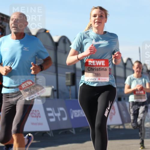03.10.2025 - Köhlbrandbrückenlauf Luisa Fischer http://msf.ph/oto/9030905 03.10.2025 13:05:00 Ziel 4175, 4217, 4240, 4751, 5670, 5785, 5951, 5952, 6561, 6719 meine-sportfotos.de