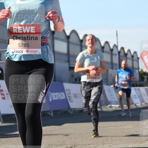 03.10.2025 - Köhlbrandbrückenlauf Luisa Fischer http://msf.ph/oto/9030911 03.10.2025 13:05:01 Ziel 4098, 4175, 4217, 4240, 4256, 4751, 5670, 5785, 5951, 5952, 6561, 6719 meine-sportfotos.de