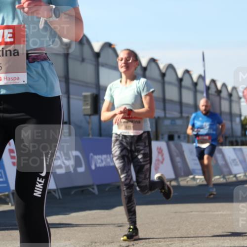 03.10.2025 - Köhlbrandbrückenlauf Luisa Fischer http://msf.ph/oto/9030916 03.10.2025 13:05:01 Ziel 4098, 4175, 4217, 4240, 4256, 4751, 5670, 5785, 5951, 5952, 6561, 6719 meine-sportfotos.de