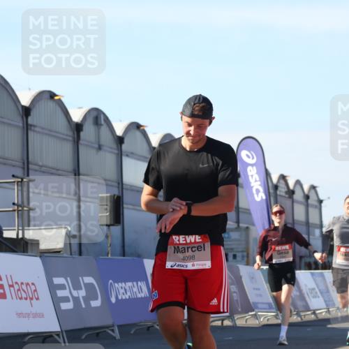 03.10.2025 - Köhlbrandbrückenlauf Luisa Fischer http://msf.ph/oto/9030973 03.10.2025 13:05:06 Ziel 4098, 4175, 4217, 4256, 4490, 4585, 4751, 5670, 5785, 5951, 5952, 6561, 6719 meine-sportfotos.de