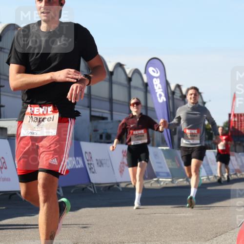 03.10.2025 - Köhlbrandbrückenlauf Luisa Fischer http://msf.ph/oto/9030980 03.10.2025 13:05:07 Ziel 4098, 4175, 4217, 4256, 4490, 4585, 4751, 5670, 5785, 5951, 5952, 6561, 6719 meine-sportfotos.de