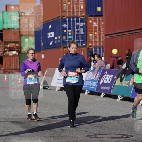 03.10.2025 - Köhlbrandbrückenlauf Michael Burmester http://msf.ph/oto/9030988 03.10.2025 10:36:33 Ziel 1982, 2331, 2780, 3094, 3096, 3225, 3311 meine-sportfotos.de